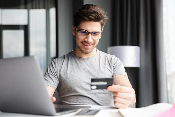 ネット型業者を利用してクレジットカード現金化を行っている男性のイメージ